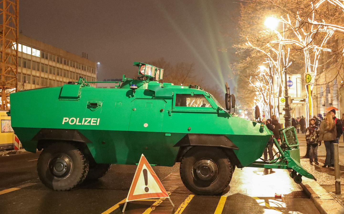 Politseisõiduk uusaastaööl Berliinis Brandenburgi värava lähistel teed blokeerimas.