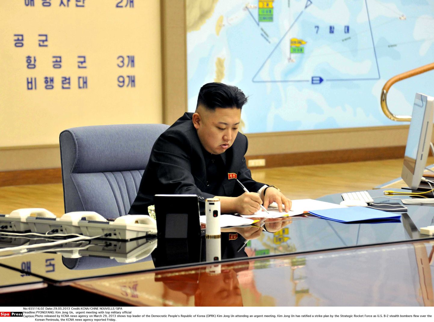 Põhja-Korea uudisteagentuuri KCNA kaudu 29. märtsil laia maailma levinud fotol istub Kim Jong-un firma Apple'i arvuti juures.