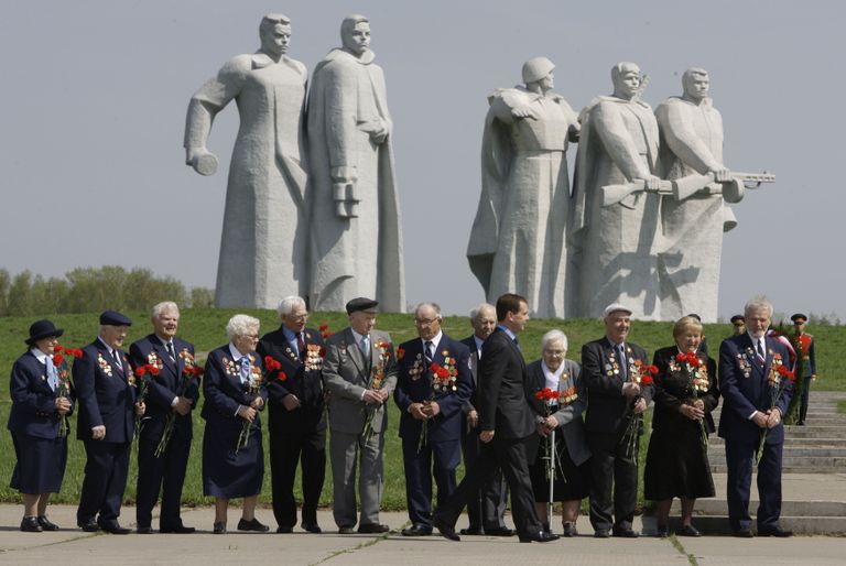 Tollane Vene president Dmitri Medvedev koos sõjaveteranidega 2010. aastal Panfilovi diviisi kangelastele püstitatud ausambale lilli asetamas.  Foto: ITAR-TASS/Scanpix