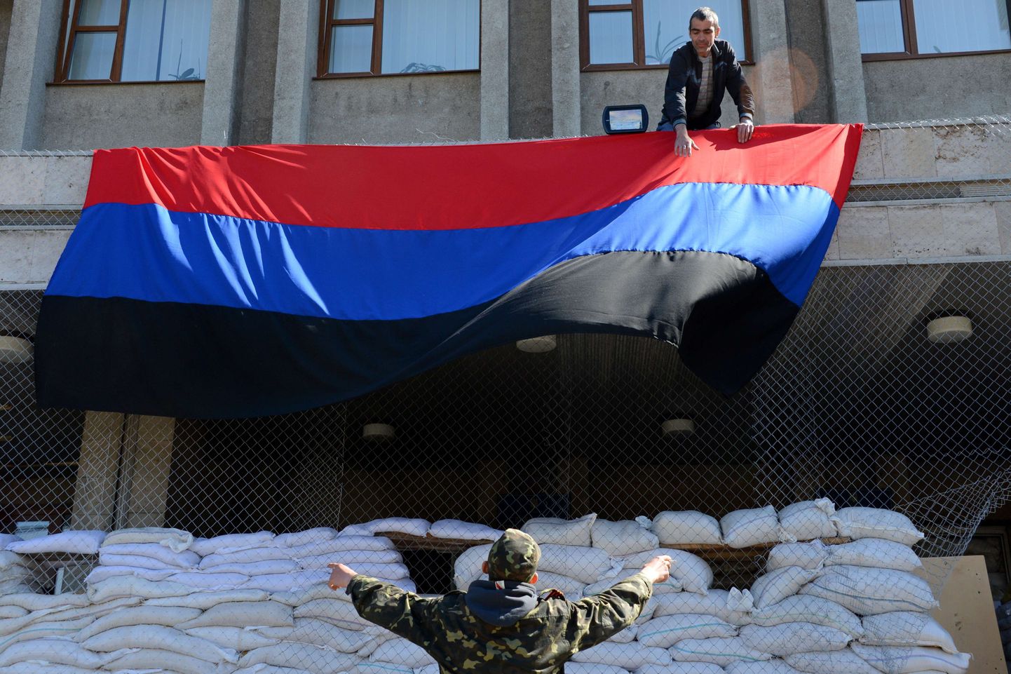 Kaks meest riputasid täna Slovjanskis Donetski oblastivalitsuse hoonele nn Donetski rahvavabariigi lipu. Täna on riiki oodata USA asepresidenti Joe Bidenit.