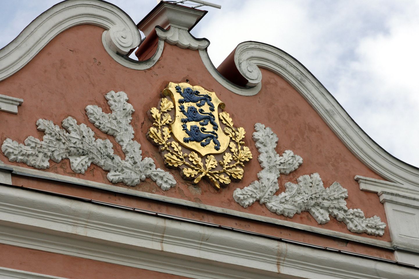 Riigivapp Riigikogu hoonel.