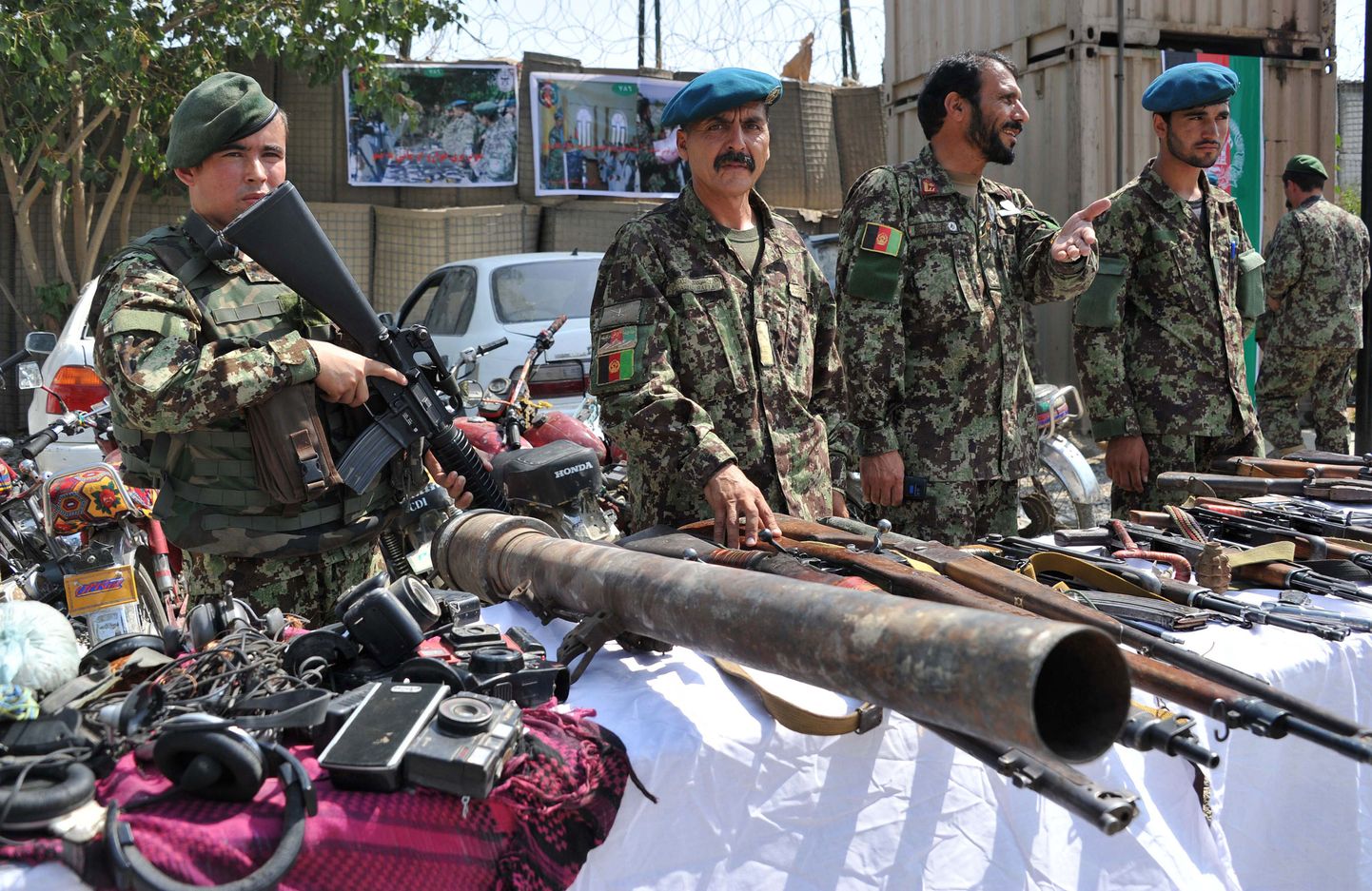 Afganistani rahvaarmee sõdurid seisavad relvade juures, mis võeti ära Talibani vastu suunatud operatsiooni käigus.