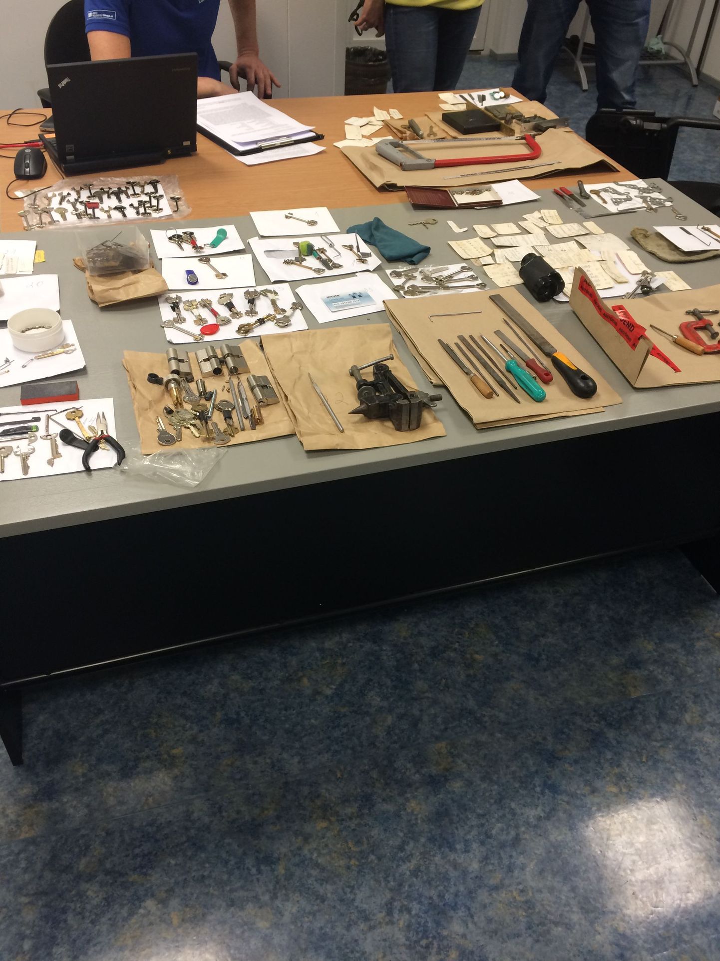 В слесарной мастерской Александра Гунько и Дмитрия Ткаченко полиция нашла вскрытые замки, специфические инструменты и десятки ключей от домофонов.