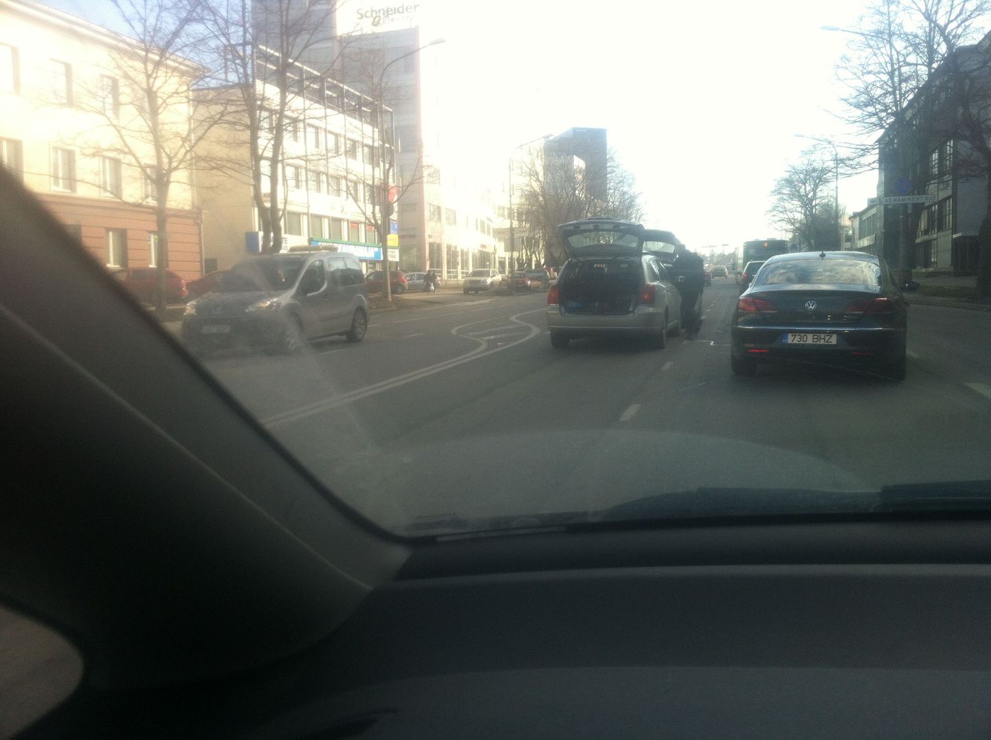 Pärnu maanteel aeglustavad liiklust kaks teisel sõidurajal seisvat autot.