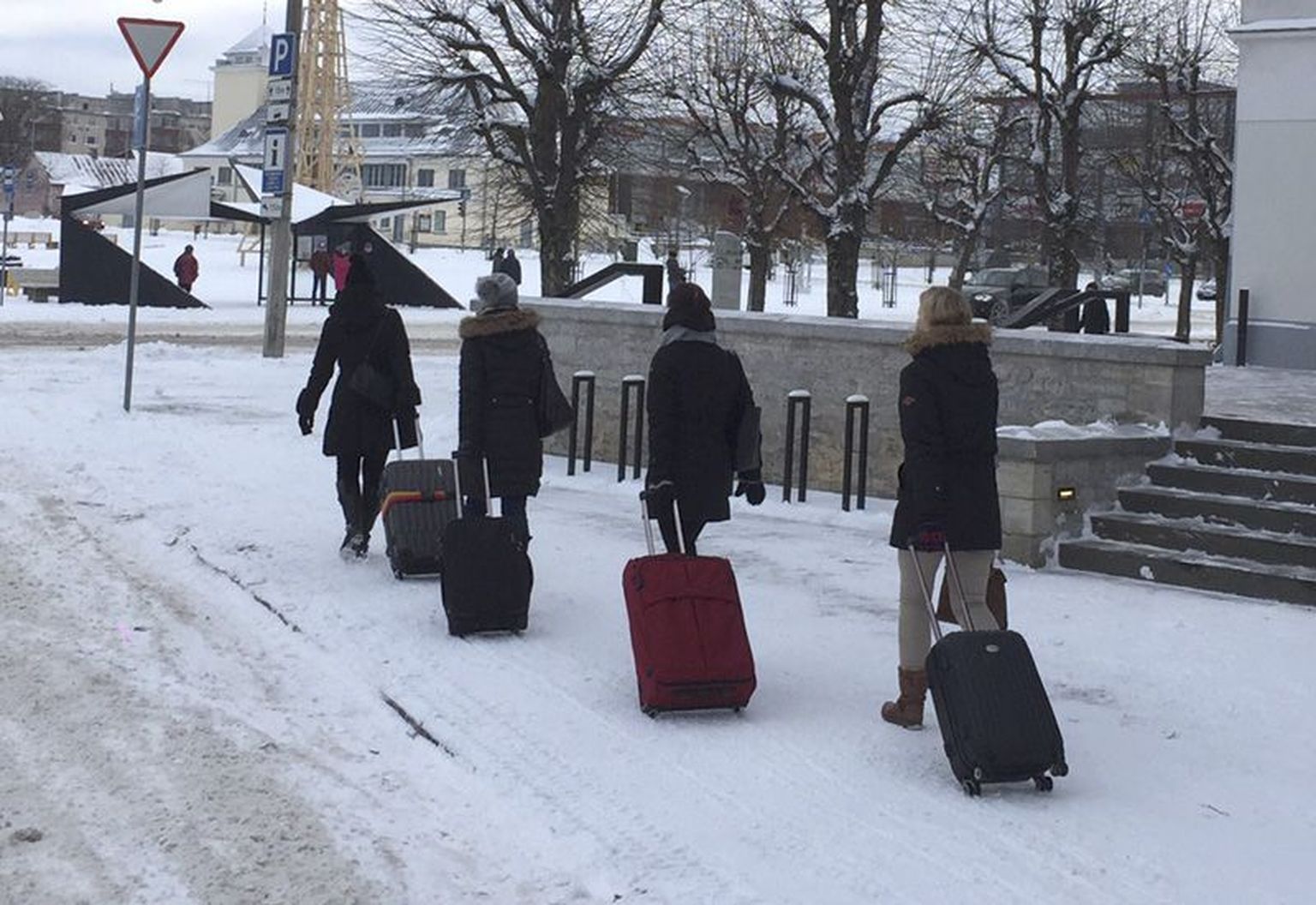 Pühapäeval võis Rakvere linnas kohata tavapärasest rohkem reisikohvritega inimesi. Puhkus sai läbi ja saabus aeg koju naasta.