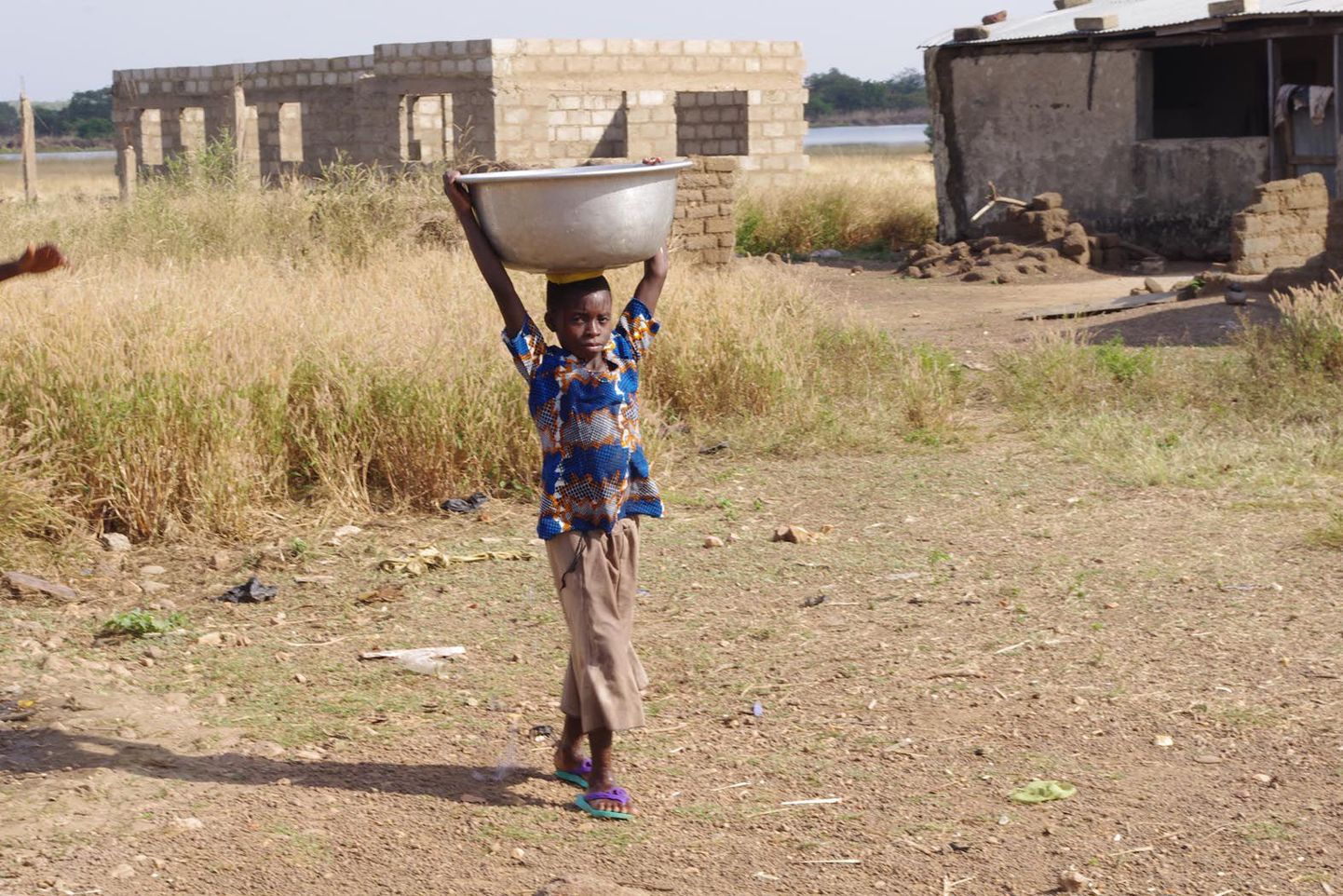 Ghanas on tavapärane, et lapsed peavad pärast kooli käima kodust mitme kilomeetri kaugusel puurkaevu juures vett pumpamas. Vesi toimetatakse enamasti koju suurte anumates, mida pea peal kantakse, kusjuures vilunumad ei pea umbes 35kilost anumat isegi kätega toetama.