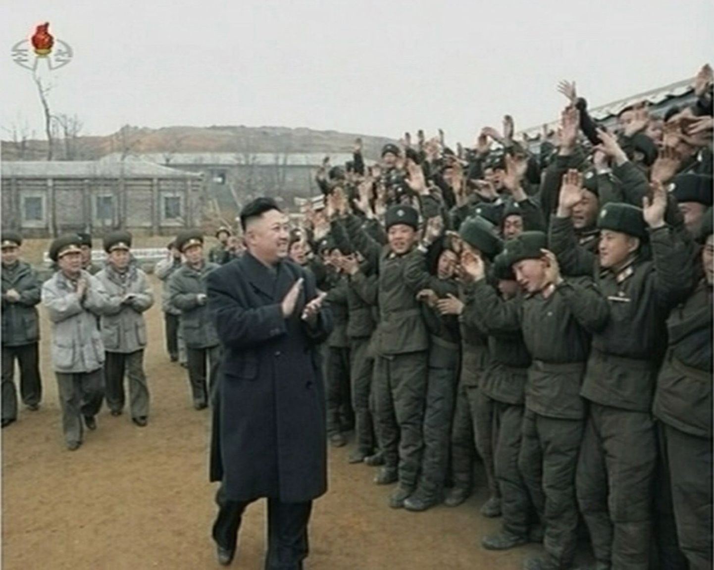 Põhja-Korea juht Kim Jong-un koos sõjaväelastega