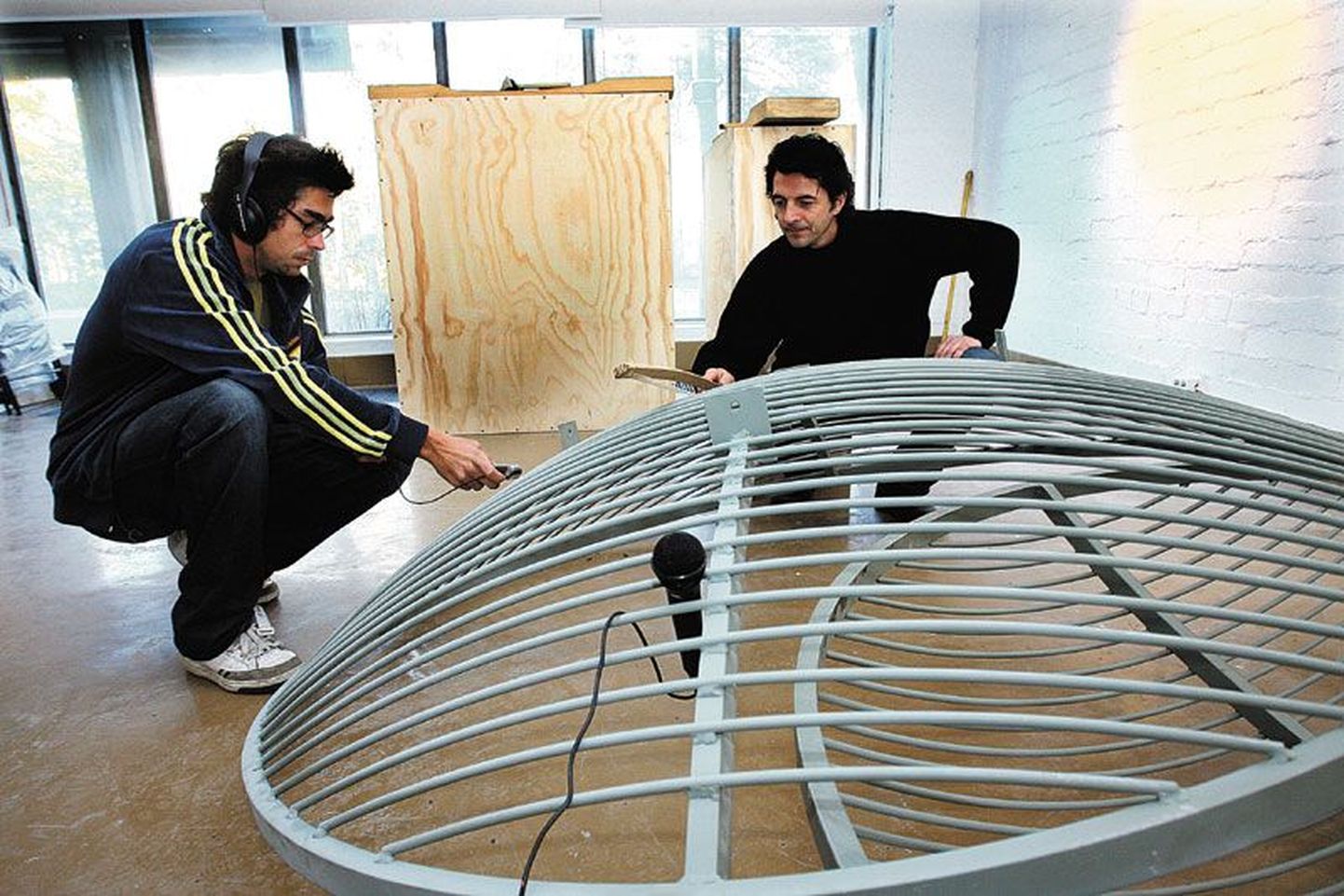 Välismaalt on projekti osalema kutsutud             kümmekond artisti, multimeediaartist Renzo van Steenbergen (vasakul) ja skulptor Lukas Kühne hiiglasliku ksülofoni juures, mida Kühne projekti tarvis ehitab.