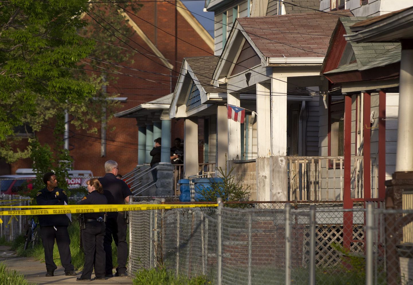 Clevelandi politseinikud maja juures, kust eile leiti kolm röövitud naist.