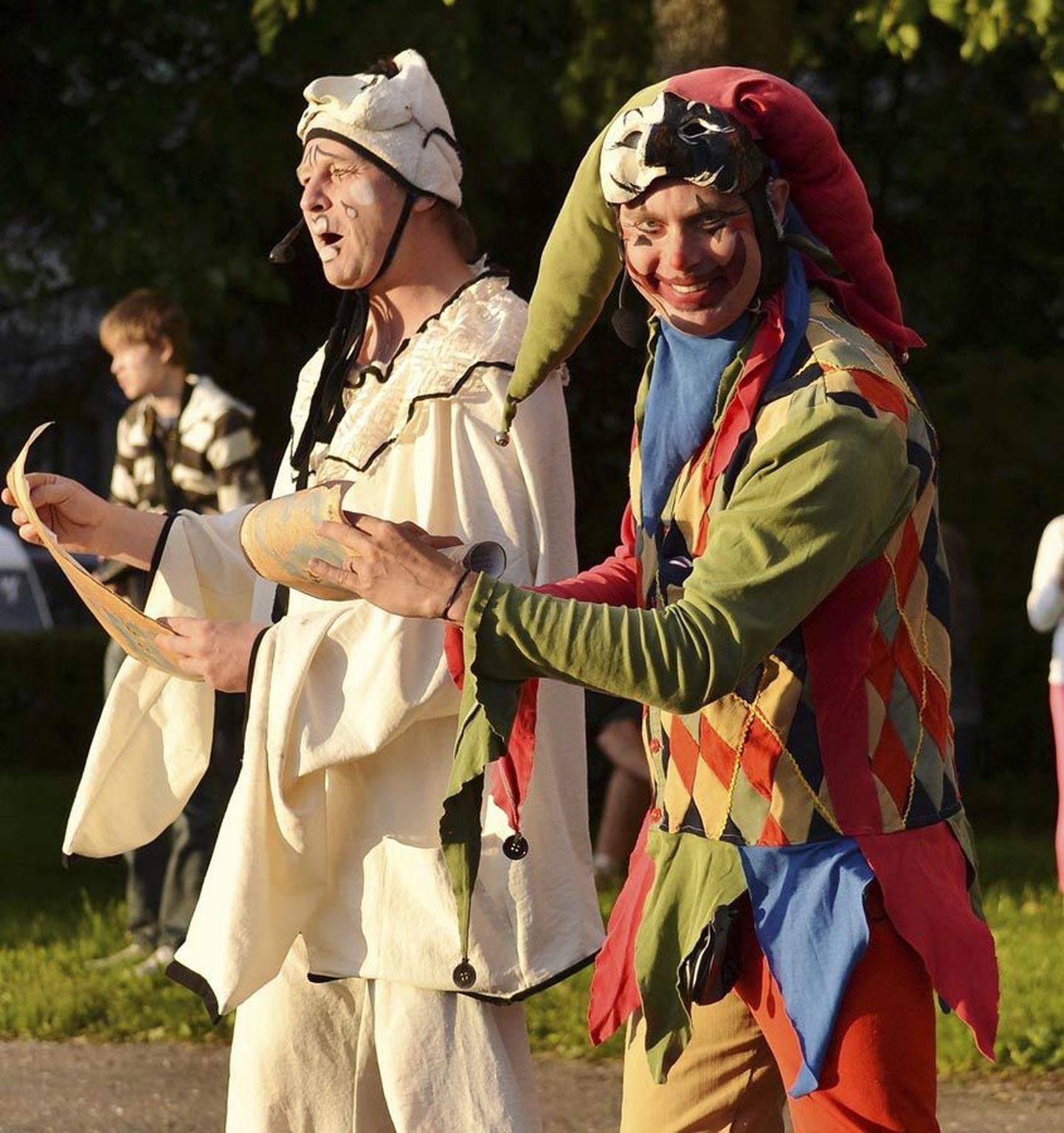 Hansalavadel toimuvat tutvustasid läbi kolme päeva kõlavahäälsed Pierrot ja Arlekiin.