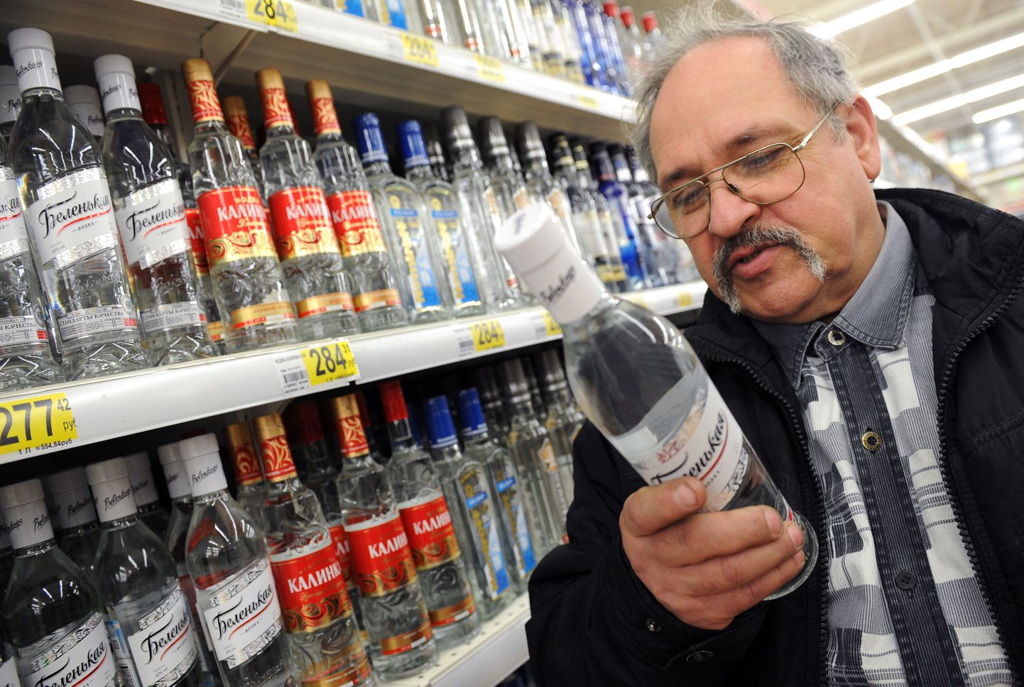 Venemaal Rjazani alkoholipoes uurib ostja viinapudelit.