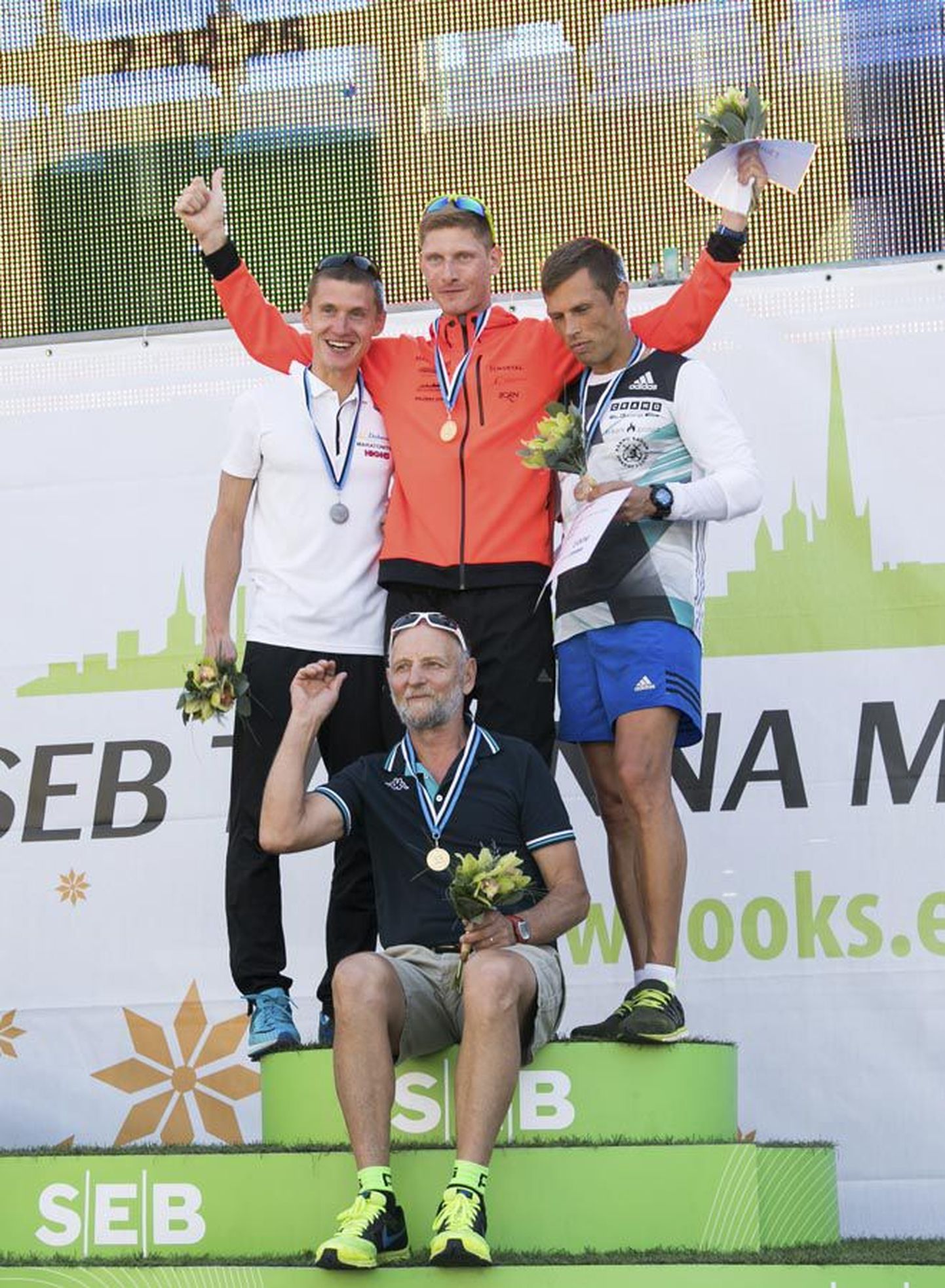 Heinar Vaine teenis SEB Tallinna maratonil oma sportlaskarjääri teise Eesti täiskasvanute meistri medali. Autasustamistseremoonial oli tal võimalus kõrgeimal astmel triumfeerida aga esimest korda. Traditsiooniliselt tunnustati autasustamisel ka meistri juhendajat. Vaine treener on Ants Kuusik. Võitja kõrval seisavad hõbeda saanud Kaupo Sasmin ja pronksi teeninud Priit Lehismets.