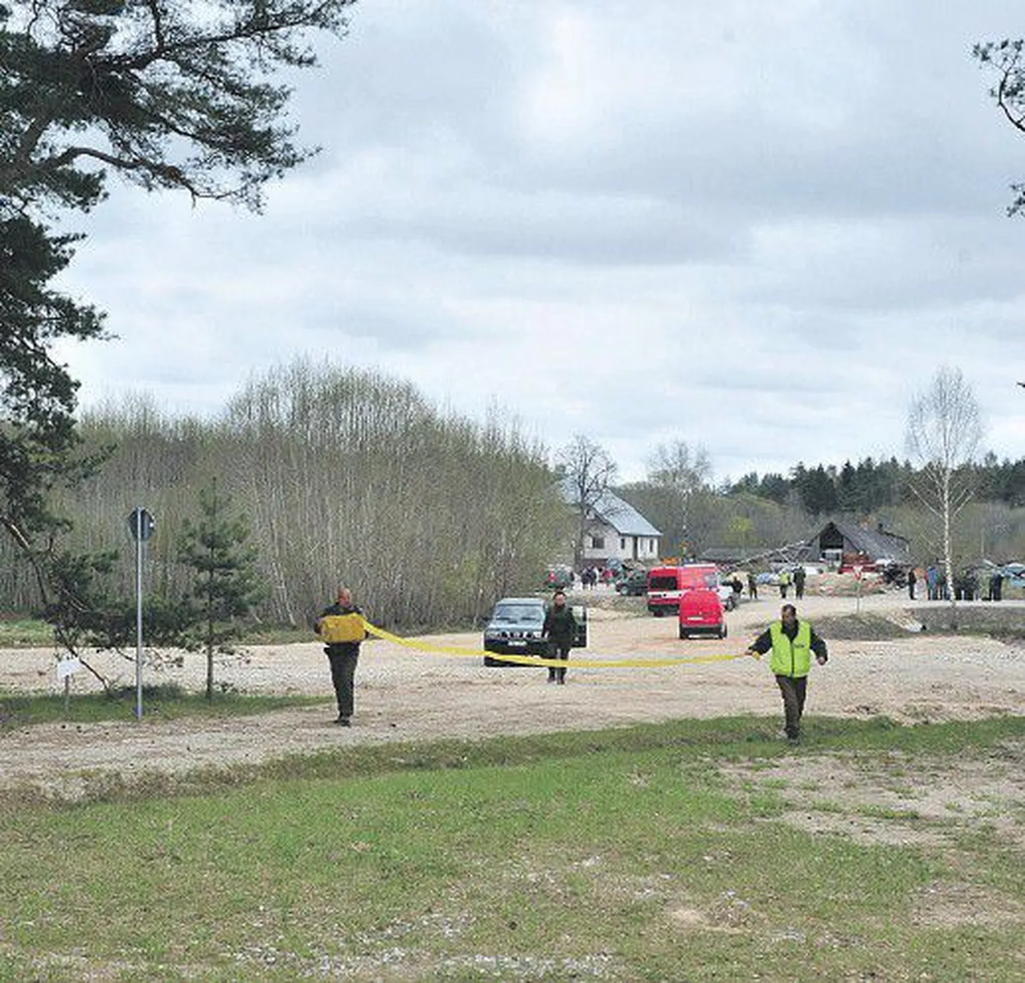 В тайниках дома на окраине деревни Пиуса, расположенного в нескольких километрах от эстонско-российской границы, был обнаружен целый склад оружия.