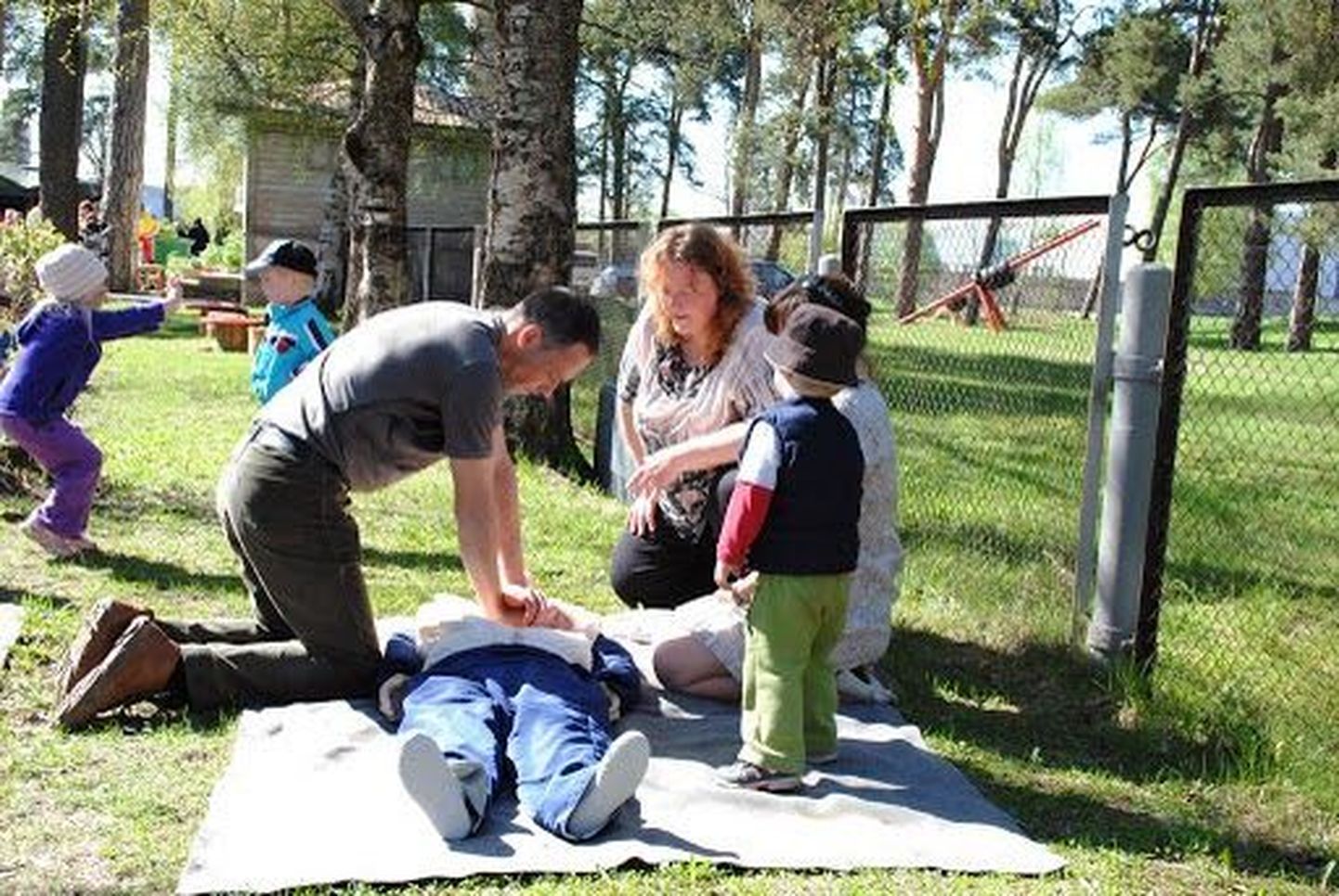 Naiskodukaitsjad õpetasid Männipargi lasteaias esmaabivõtteid.