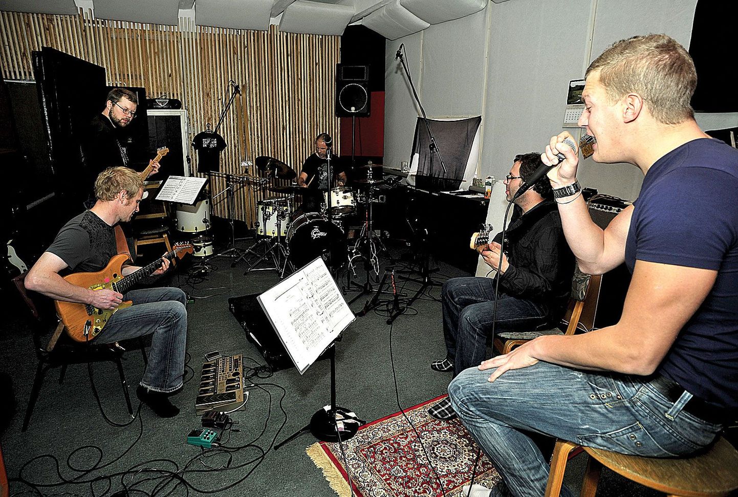 Fotoaparaadi välklamp sähvis Ujula tänavas Slim Music Studio ruumes bändiproovis sel ajal, kui Juss Haasma (paremalt, vokaal), Feliks Kütt (bass), Jaanus Salm (löökpillid), Karl Laanekask (kitarr) ja Erki Sepp (kitarr) harjutasid Gunnar Grapsi Grupi kuulsaks tehtud laulu «Valgus».
