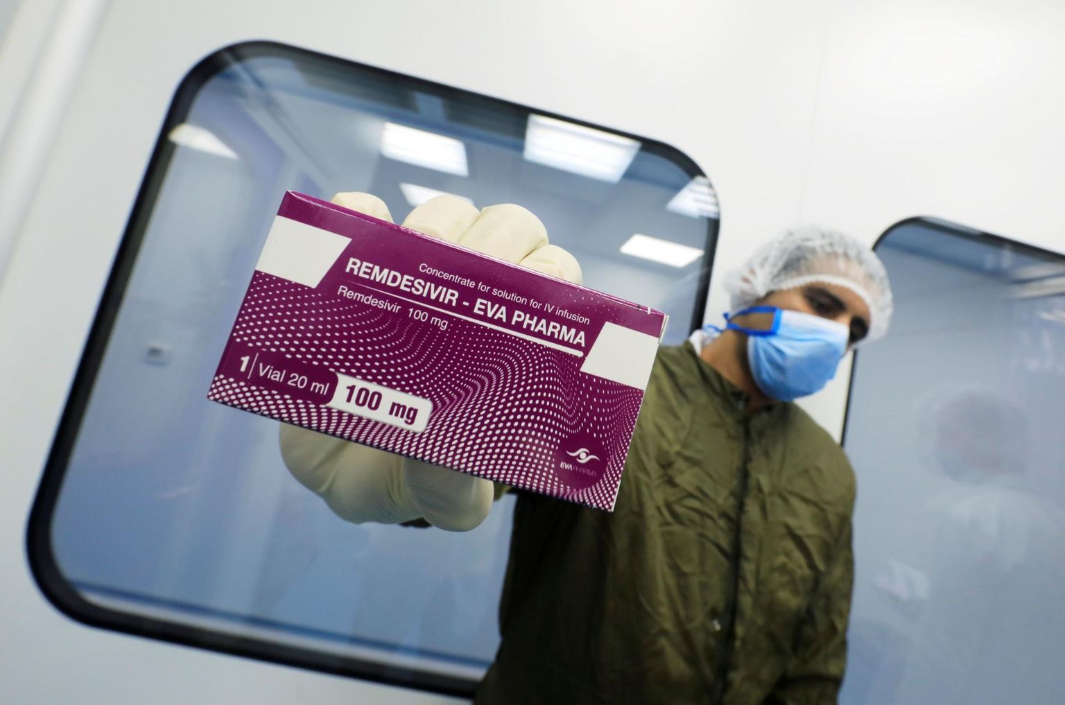 Egiptuses tegutseva Eva Pharma laboritehnik, kelle tööandja sai juunis ravimifirmalt Gilead Sciences loa hakata tootma remdesiviiri koopiaravimit.