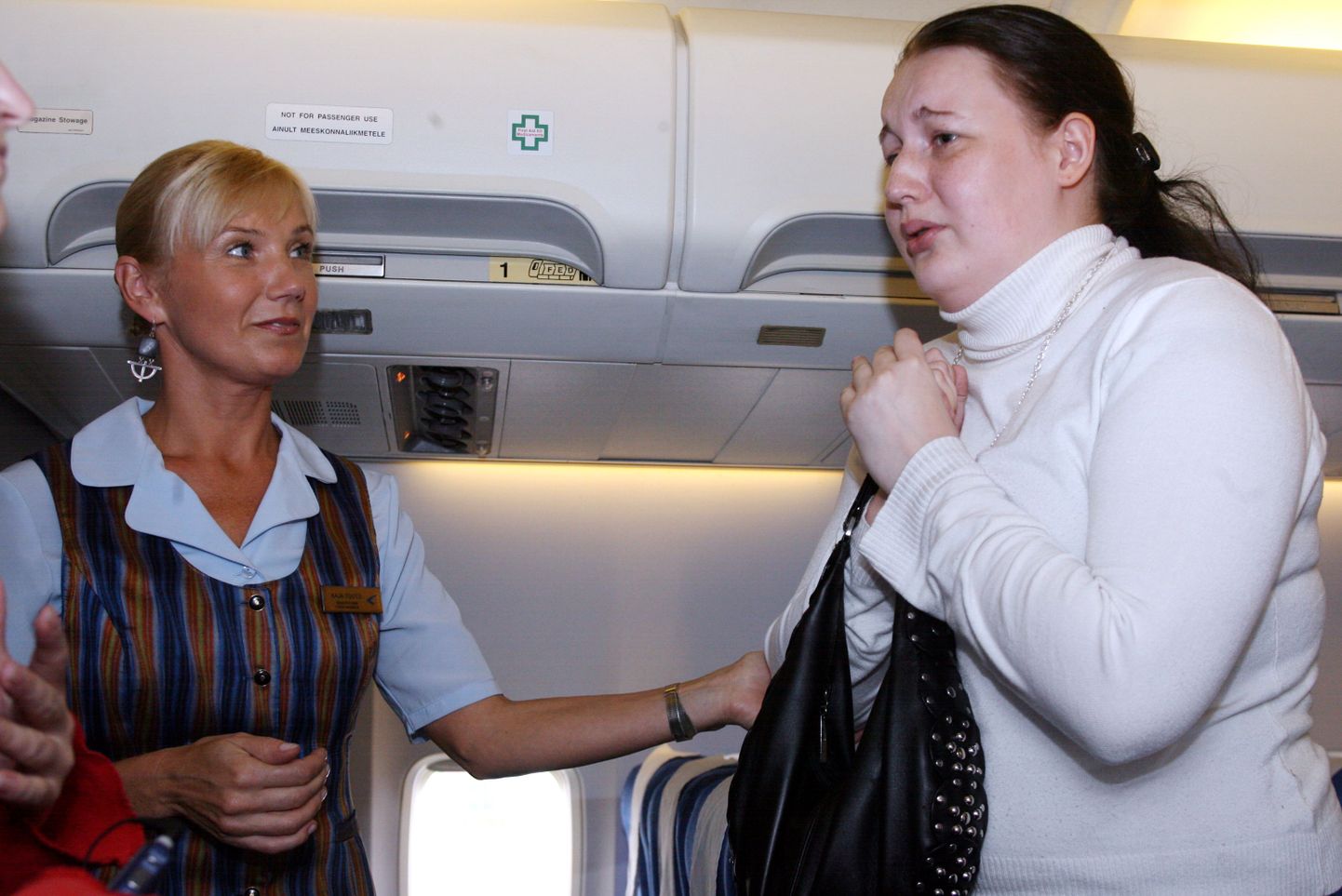 Стюардесса может помочь людям, страдающим боязнью полетов, участием и спокойной беседой.