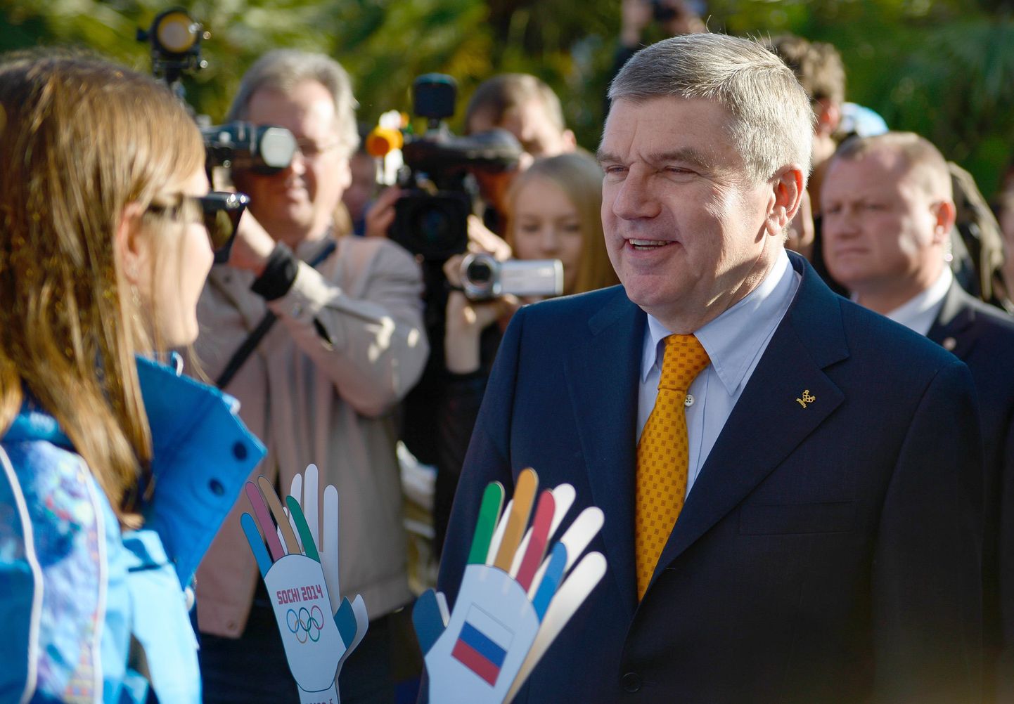 Президент МОК Томас Бах на презентации формы волонтеров на Олимпиаде в Сочи.