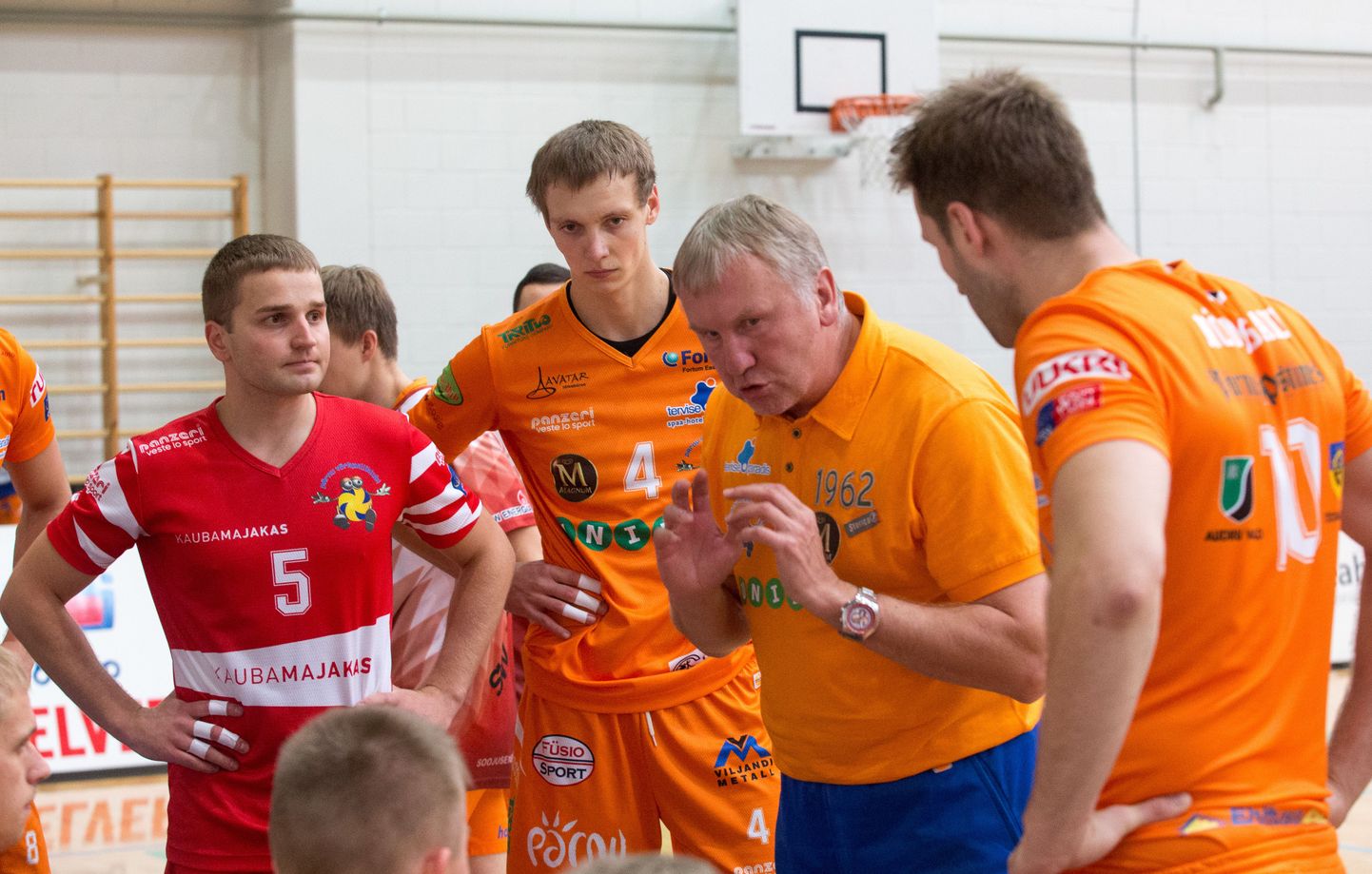Pärnu võrkpalliklubi meeskond ei lasknud karikavõistluste poolfinaali esimeses mängus end Järvamaa võrkpalliklubi meeskonnal üllatada.