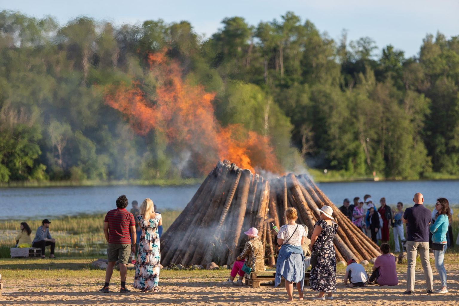 Viljandi rannas süüdati jaanituli Saaremaalt president Karise poolt teele saadetud võidutulest.
