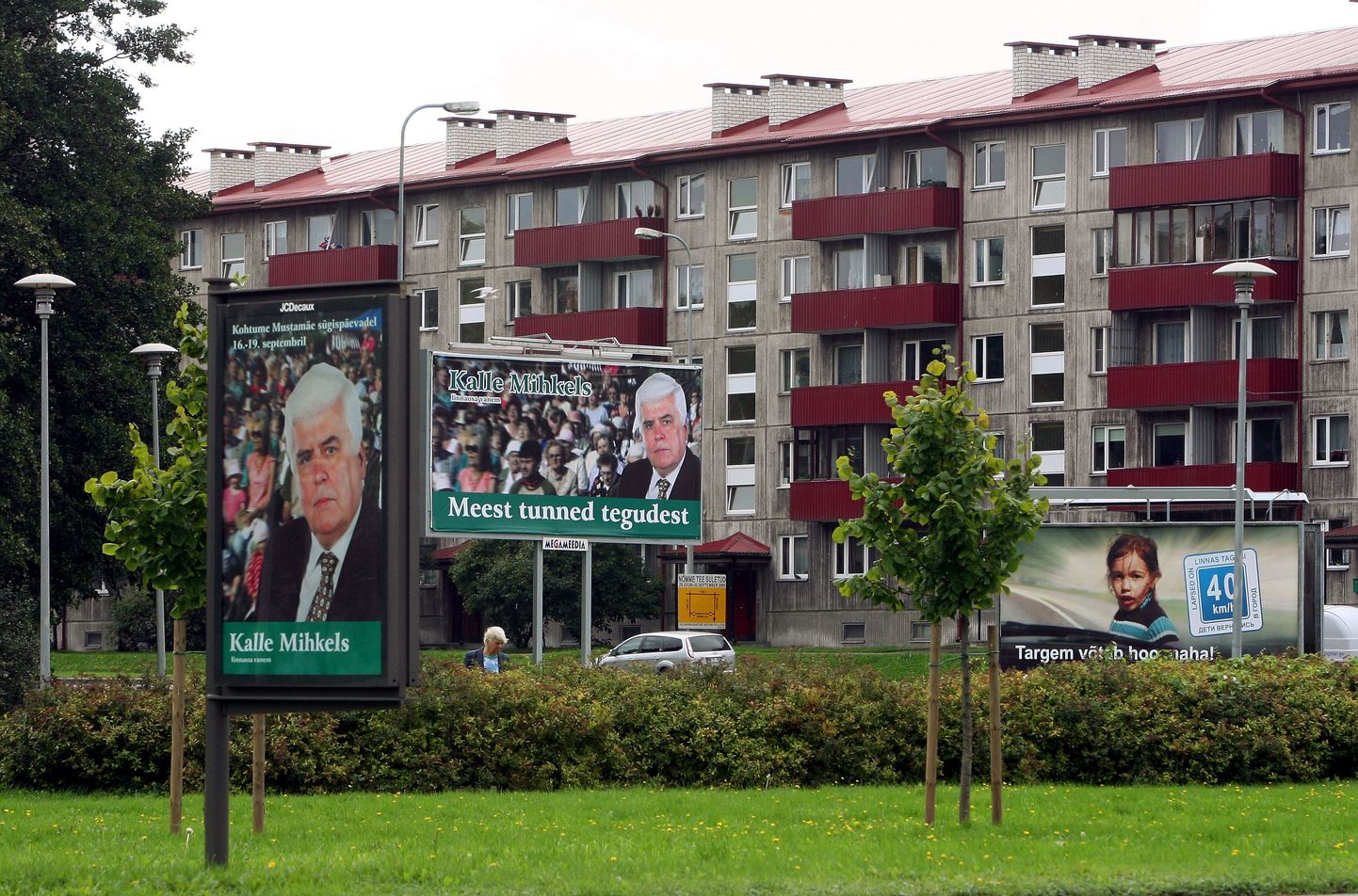 Vasakul on linna tasutud reklaam ja paremal Kalle Mihkelsi isiklik valimisreklaam.