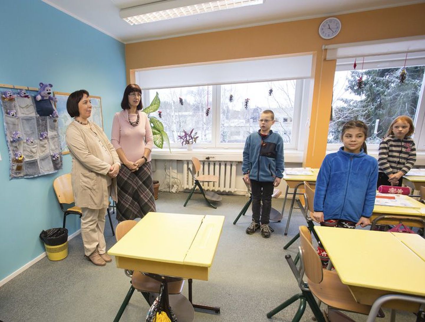 Vaeküla kooli direktor Kersti Aasmets (paremal) tutvustas haridusminister Mailis Repsile kooli.