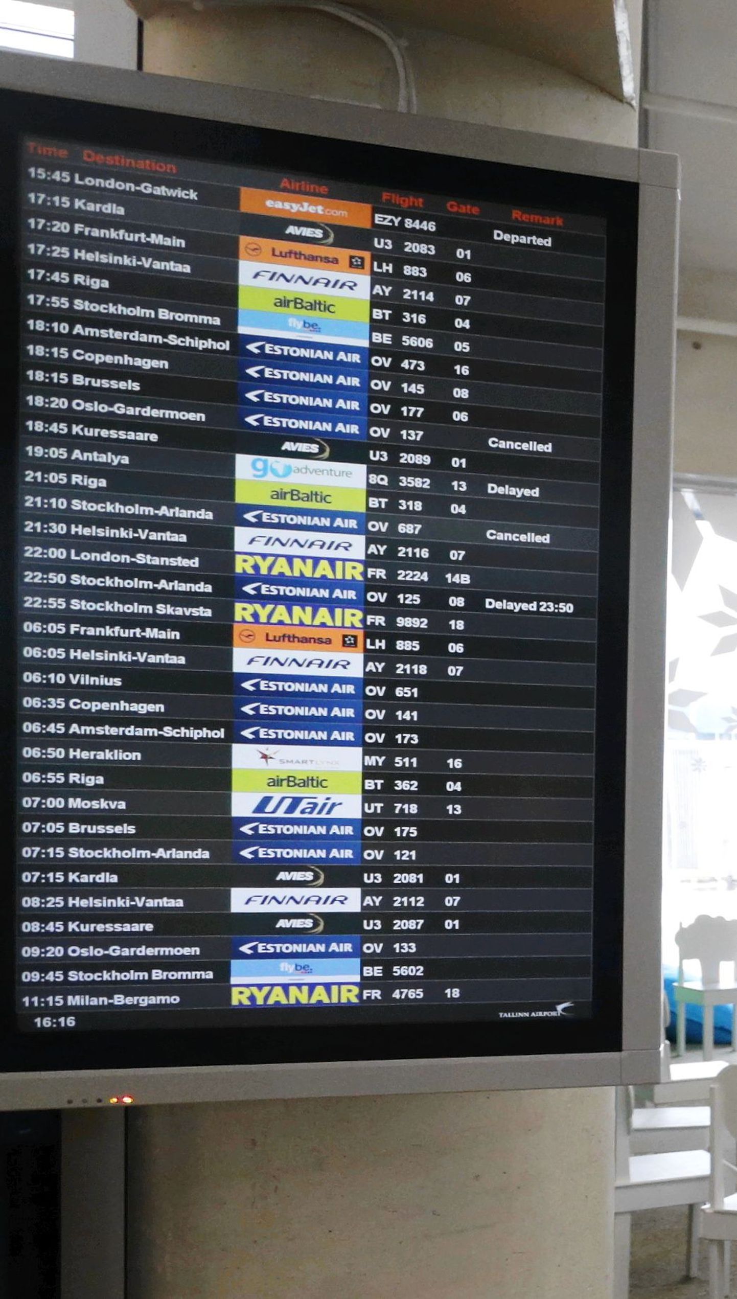 Eile ja täna tühistati suur osa Estonian Airi väljalende. Fotol Tallinna lennujaama tabloo.