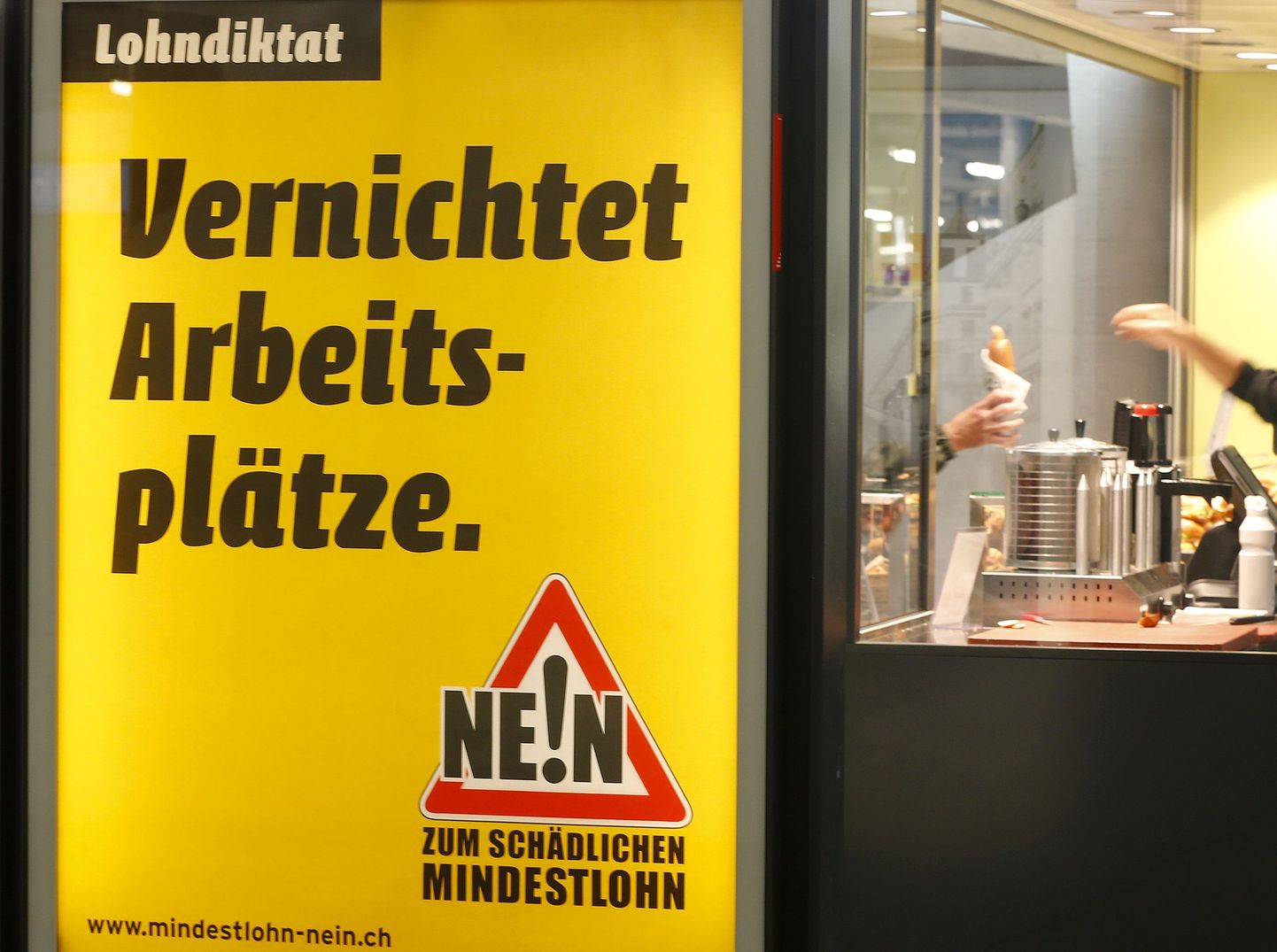 Šveitslased on kodanikupalga üle vaielnud mitu aastat. Pildil kodanikupalga vastane plakat Zürichi vorstikioski juures kaks aastat tagasi.