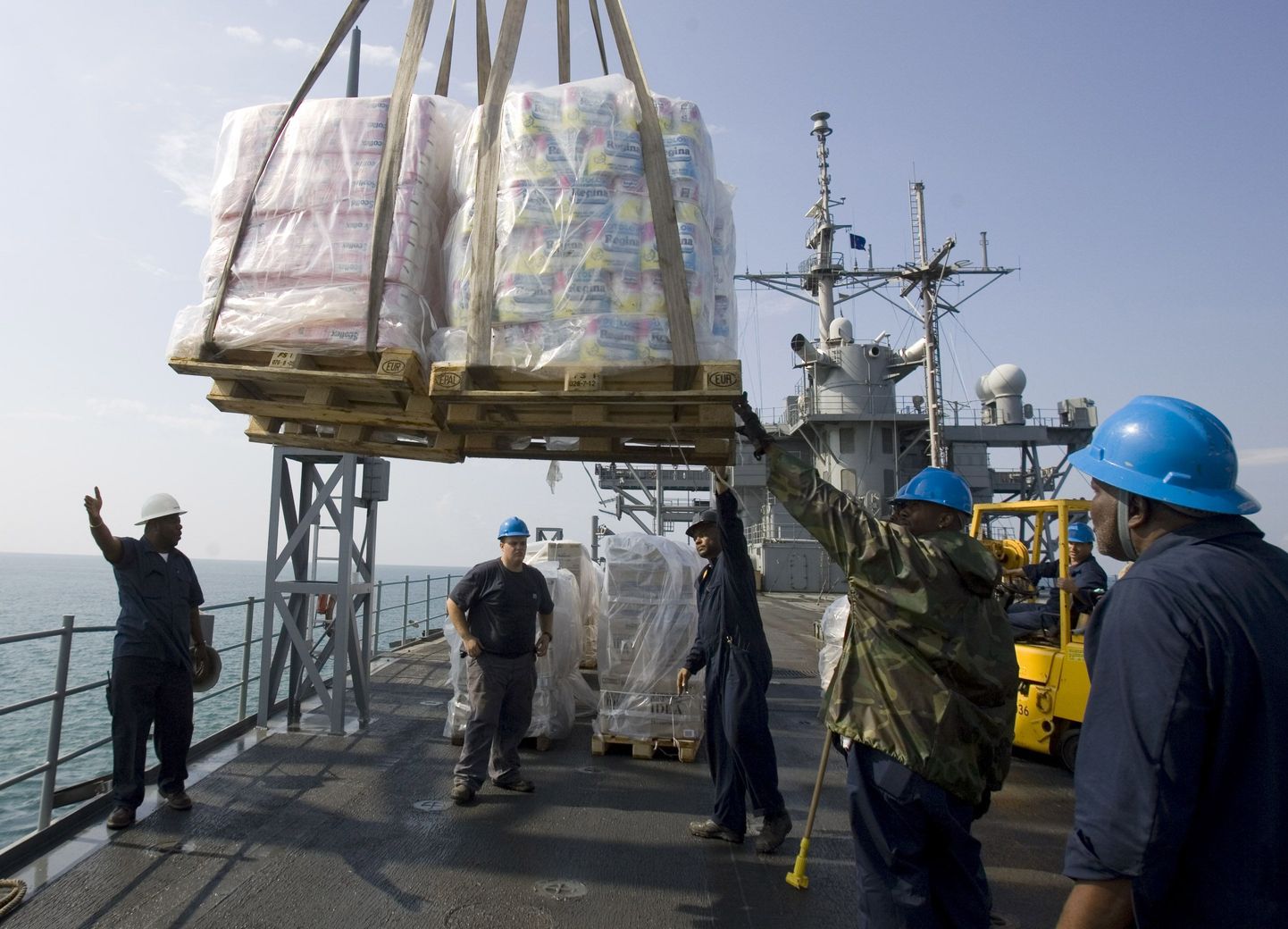 Ühendriikide sõjalaevalt USS Mount Whitney tõstetakse maha humanitaarabipakke. Pilt on tehtud Photi sadama juures täna.