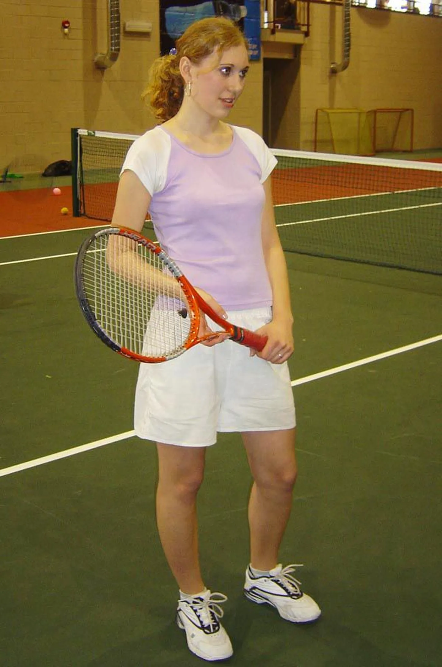 Pärnu tennisekooli kasvandik, 16aastane Anu Sieberk võitis koduhallis linna meistritiitli nii omaealiste kui aasta vanemate neidude konkurentsis.