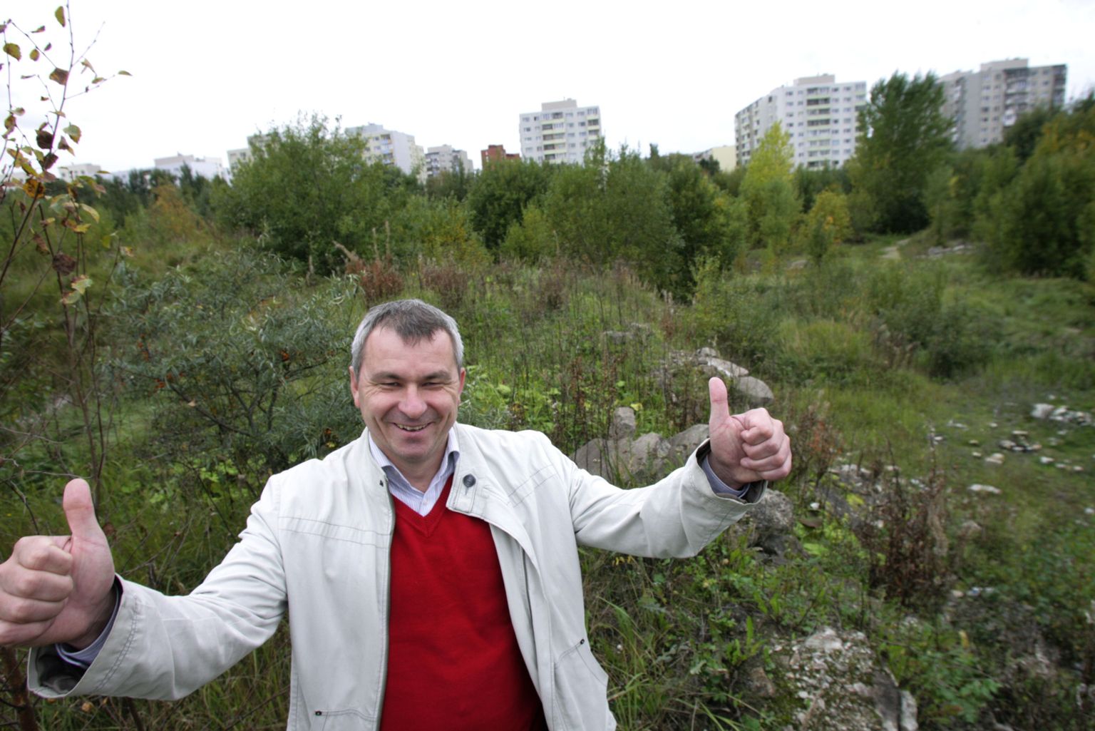 Tallinna spordi- ja noorsooameti juhataja Rein Ilves tulevase spordikompleksi kohal Tondirabas.