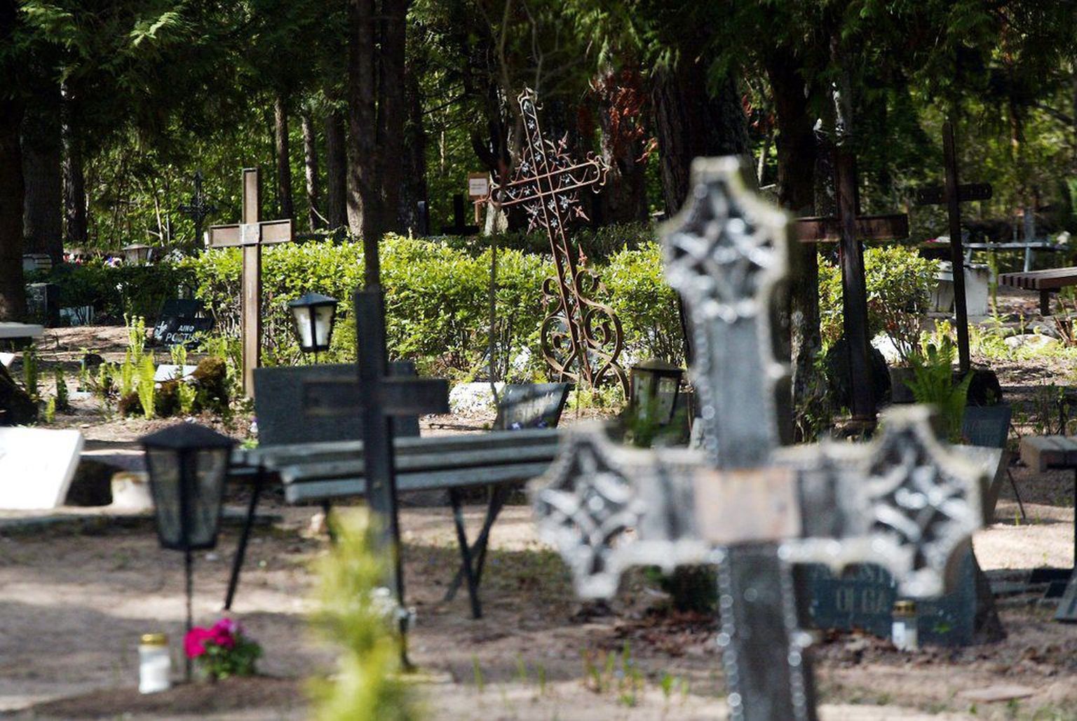 Surnuaias jalutades tuleb ettevaatlik olla, et mitte lahtisesse hauda kukkuda.
