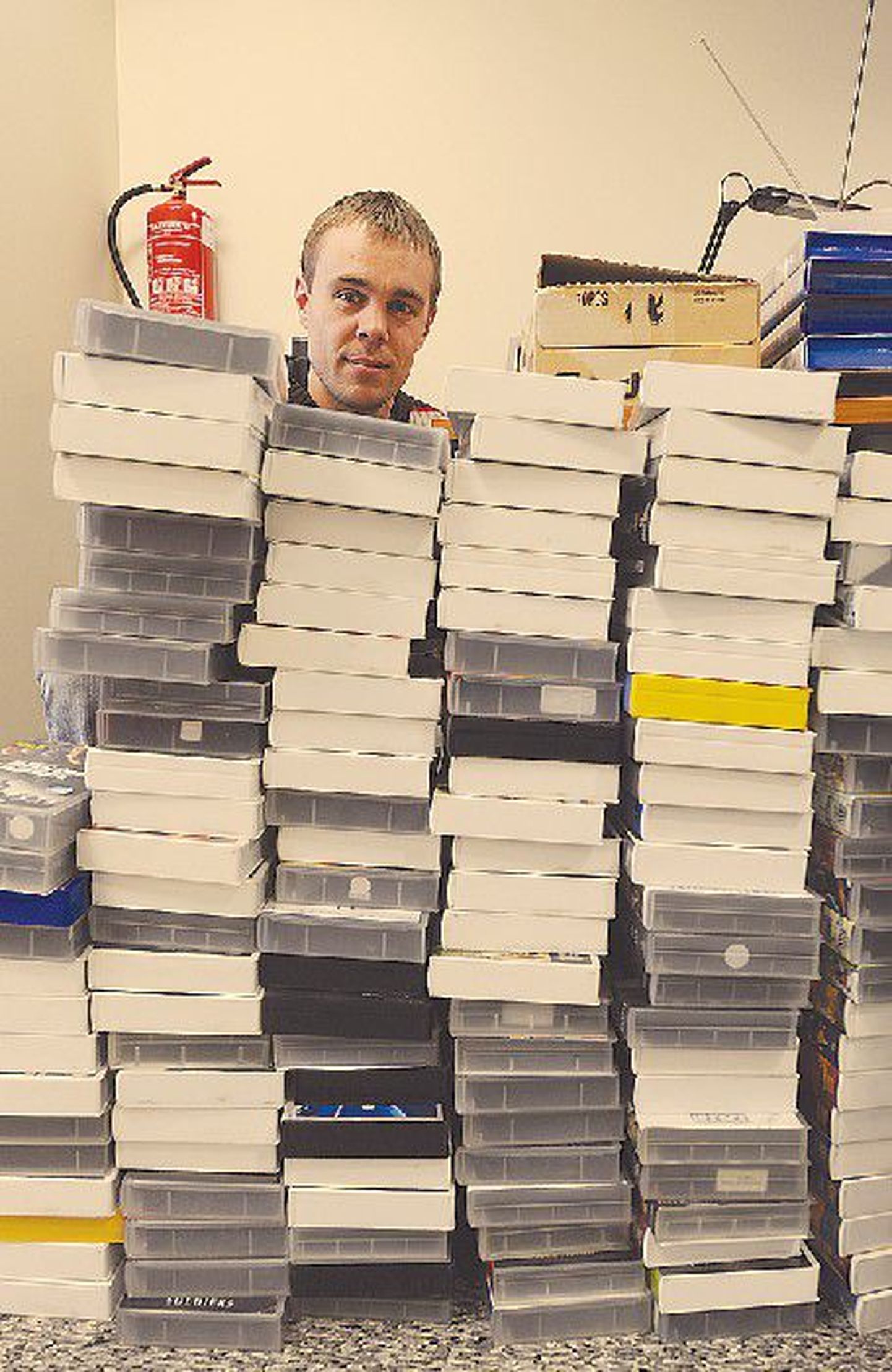 Эрик Мандре демонстрирует конфискованные полицией кассеты.