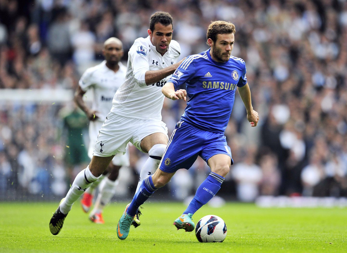 Juan Mata (paremal) tõi Chelsea raskest seisust välja.