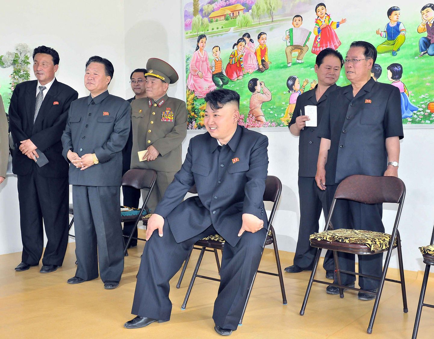Põhja-Korea diktaator Kim Jong-un (istub) külastas lasteaeda.