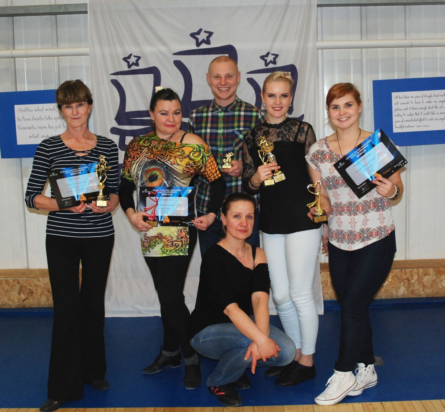 Pärnumaa võidukad tantsijad Riias koos auhindadega.