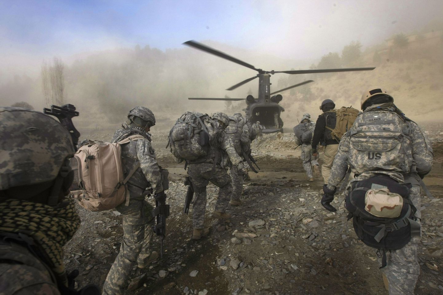 USA armee sõdurid Afganistanis minemas UH-47 Chinook helikopterile.