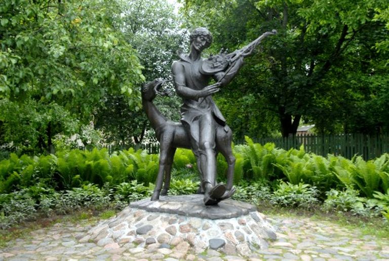Памятник художнику в музейном саду 