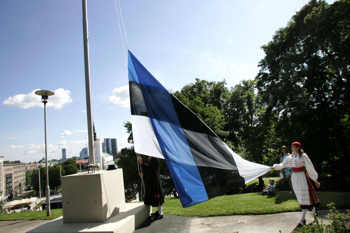 Tänavu 20. augustiks paigaldati Harju mäele kaks lipumast, kus heisati nii Tallinna kui Eesti lipud.