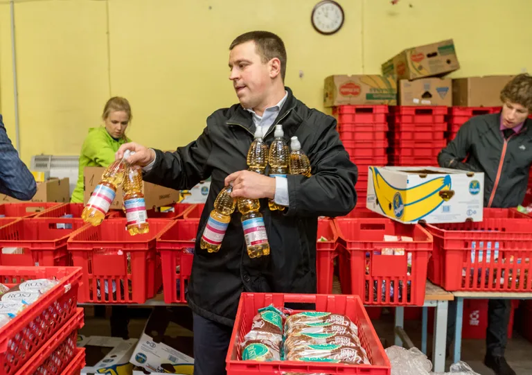 Jüri Ratas käis Toidupangas abiks toidupakkide komplekteerimisel.