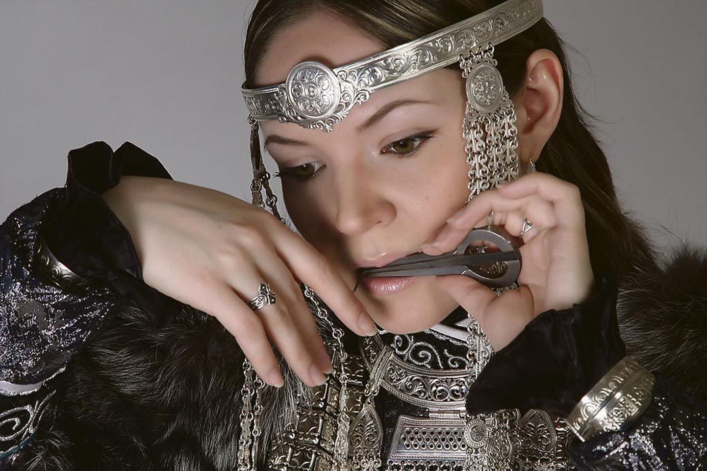 UUTAi ehk Olga Olena Podlužnaja kannab hõbeehteid, sest hõbe on Jakuutia rahva püha metall.