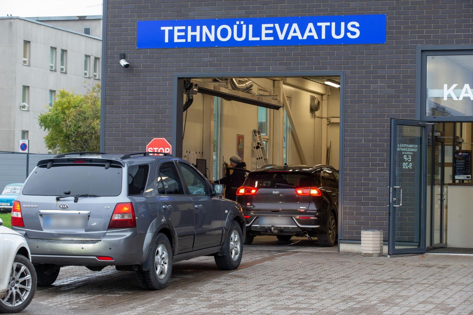 Lõunakeskuse juures asuva Everfeldi ülevaatuspunkti ees ootas reedel pikk autode rivi.