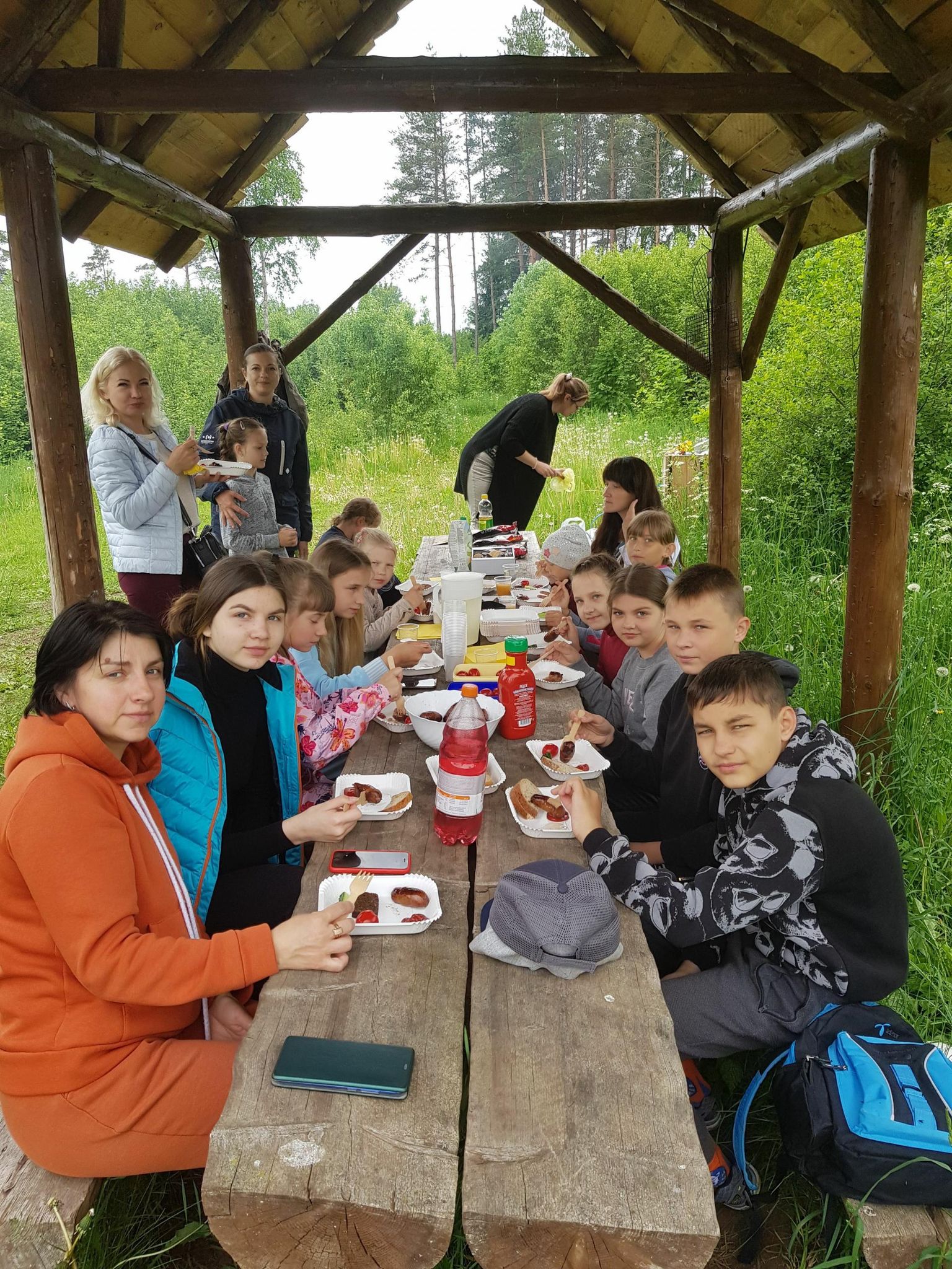 Ukraina lapsed ja nende vanemad tegid matka Väätsa rabasse ja kuulasid seejärel mõisas Joosep Kõrvitsa tšellokontserti.