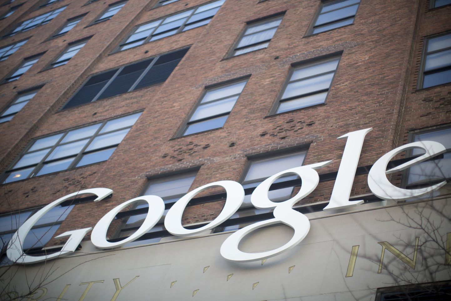 Google'i logo New Yorgis asuva kontori seinal.