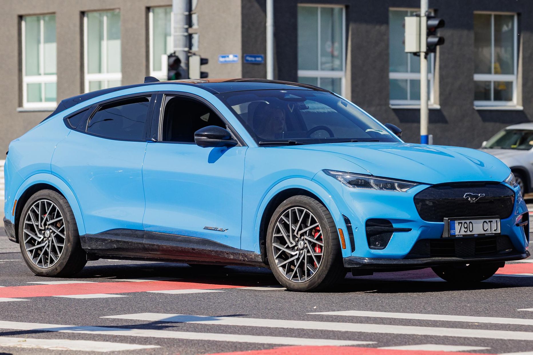 Raskete ja võimsate elektriautode puhul on keskkonnasäästust keeruline rääkida. Kui, siis ehk lokaalse õhureostuse vähendamise aspektist tiheasustuses. Elektriauto Ford Mustang Mach-E.