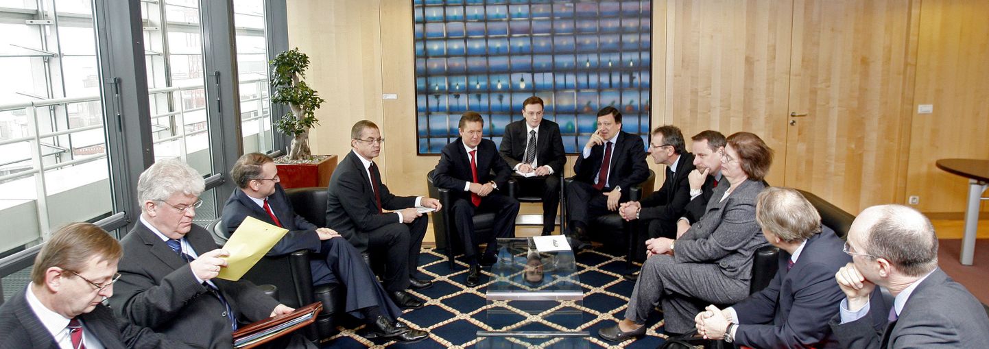 Gazpromi juht Aleksei Miller (vasakult viies), Euroopa Komisjoni president José Manuel Barroso (paremalt kuues) ja Euroopa Komisjoni energiavolinik Andris Piebalgs (paremalt viies) täna Brüsselis.