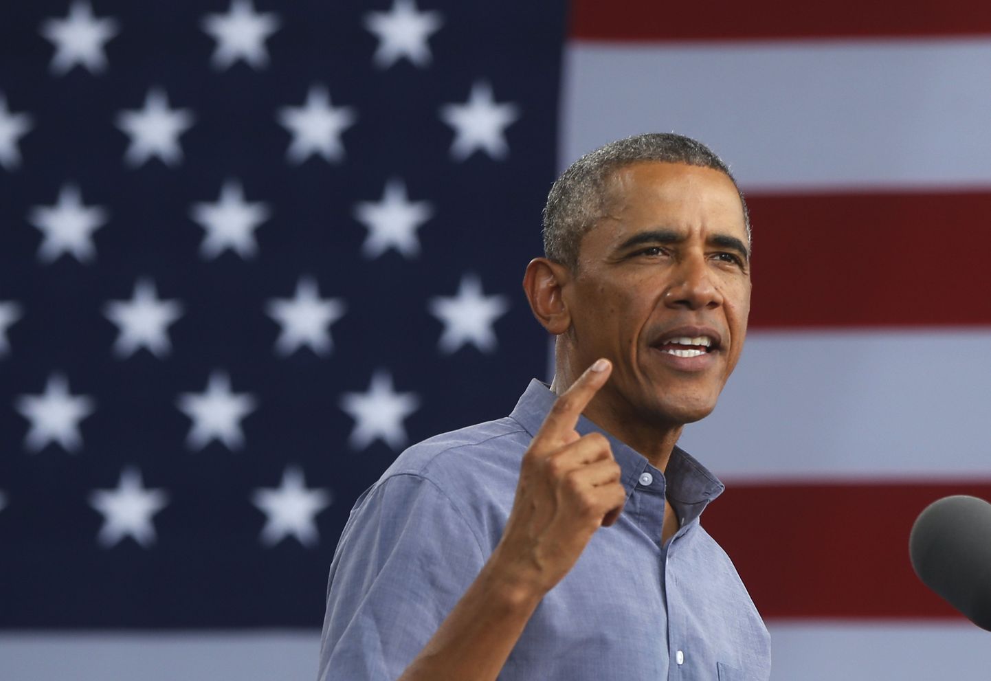 Барак Обама на фоне флага США.