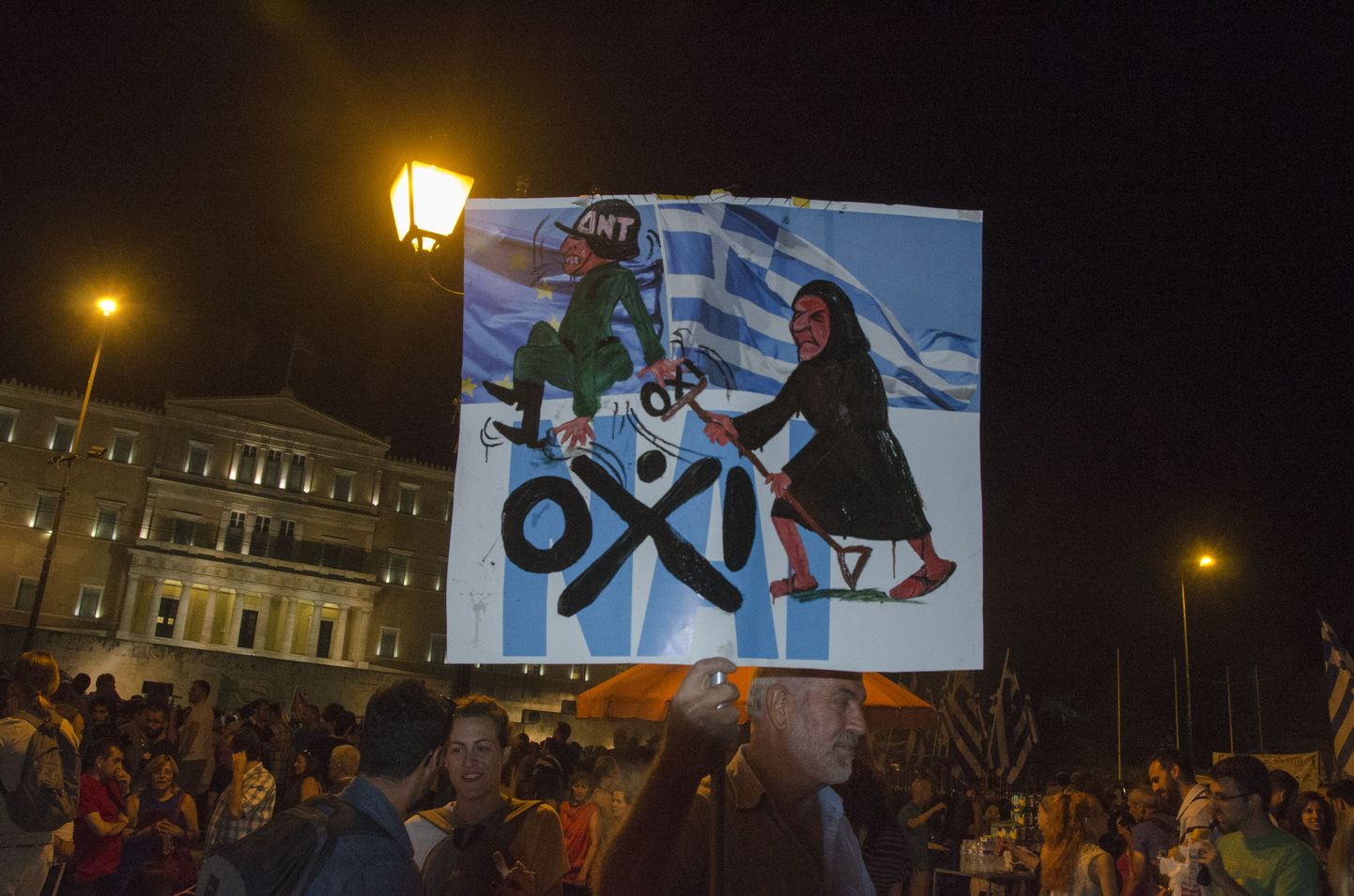 Kreeka kesklinn eile hilisõhtul. Pildil «oxi» ehk «ei» plakat