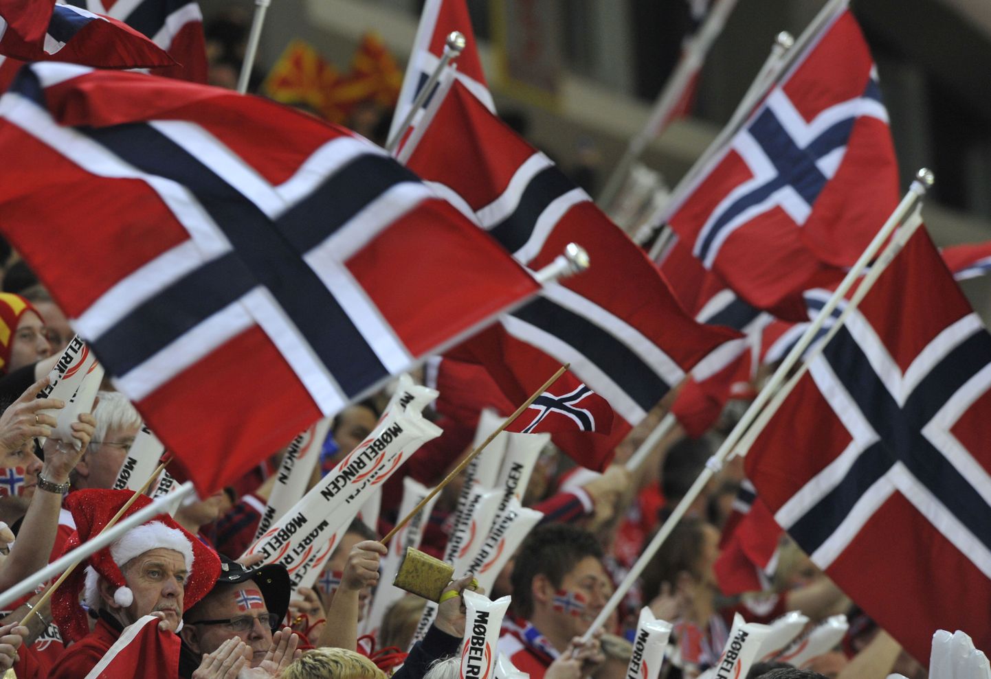 Spordisõbrad lehvitavad Norra lippe.