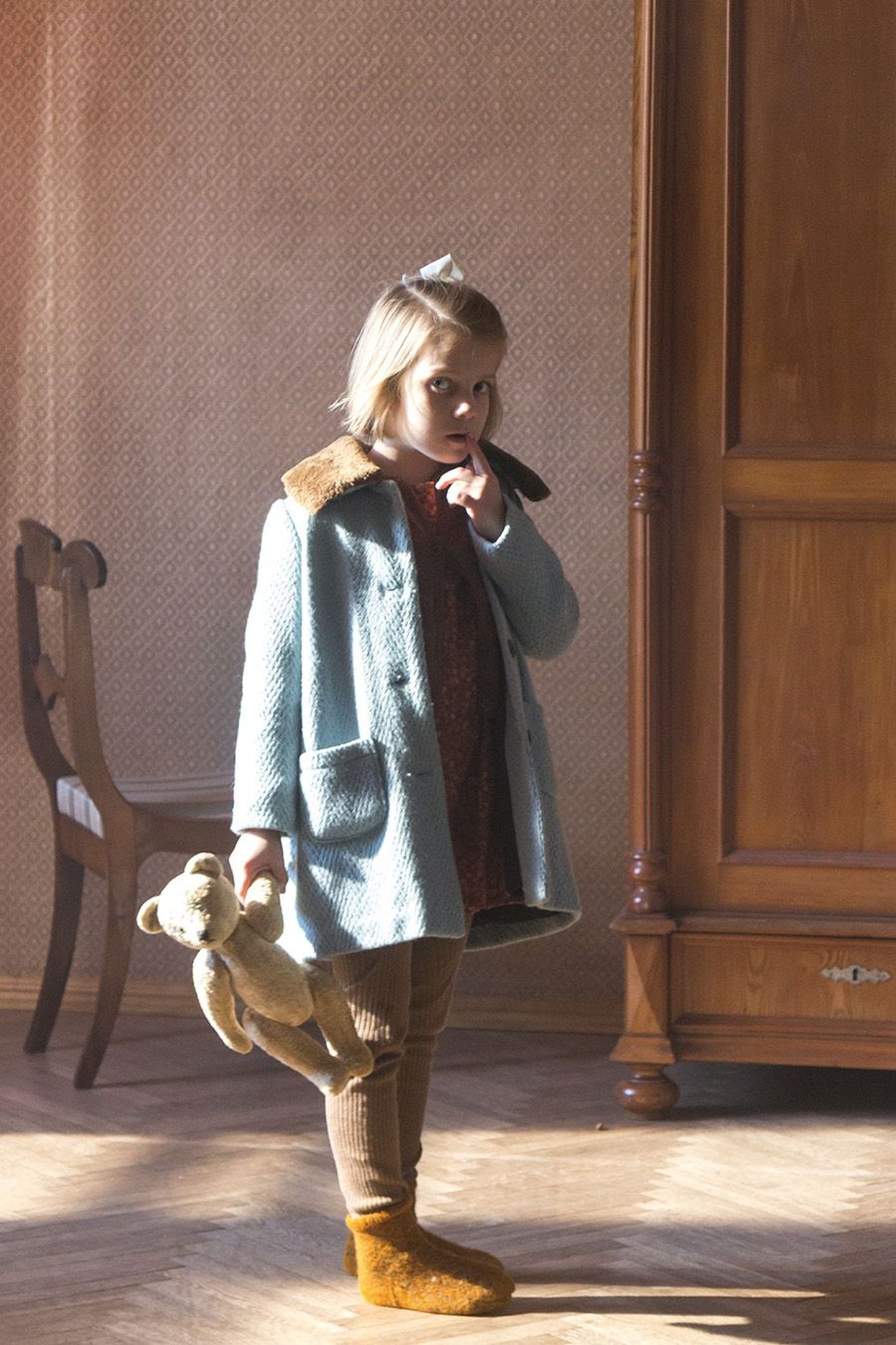 Filmis «Seltsimees laps»  nähakse traagilisi teemasid väikese tüdruku Leelo pilgu läbi. Teda kehastab noor ja andekas kuueaastane Helena Maria Reisner.